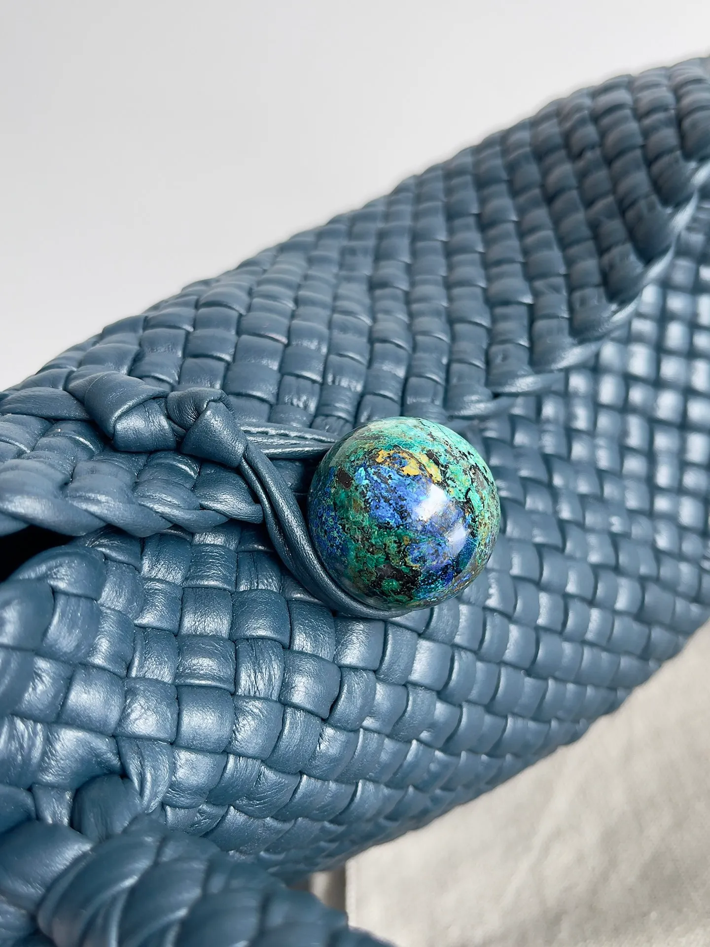 Batch 5960 BV collectible small woven handbags are really YYDS!! Bottega Veneta’s most classic small woven handbags are back! ! We use the highest quality leather with the highest craftsmanship❤️ to create the most expensive works. We have created the original Intrecciato leather weaving process❤️ This unique traditional exclusive leather weaving method has not only become our logo but also reflects the time-consuming and labor-intensive craftsmanship of our products❤️ The new TOSCA handbag must be a selection worth collecting🆕⚠️⚠️Babies, malachite can be sold separately and can be assembled by yourself Style number: 716974 Size: 27*9*18cm